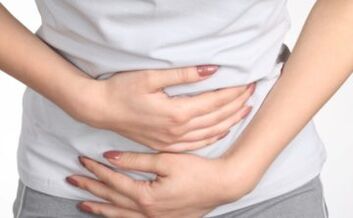 A dor abdominal é un dos primeiros síntomas da infección por vermes. 