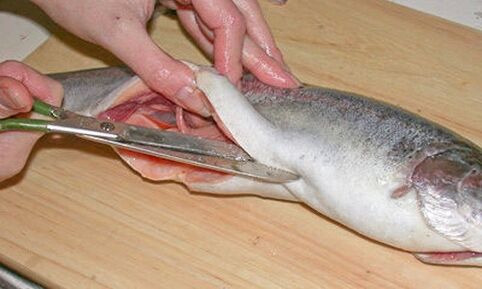 Cortar coidadosamente o peixe nunha táboa de cortar persoal protexe contra a infección parasitaria